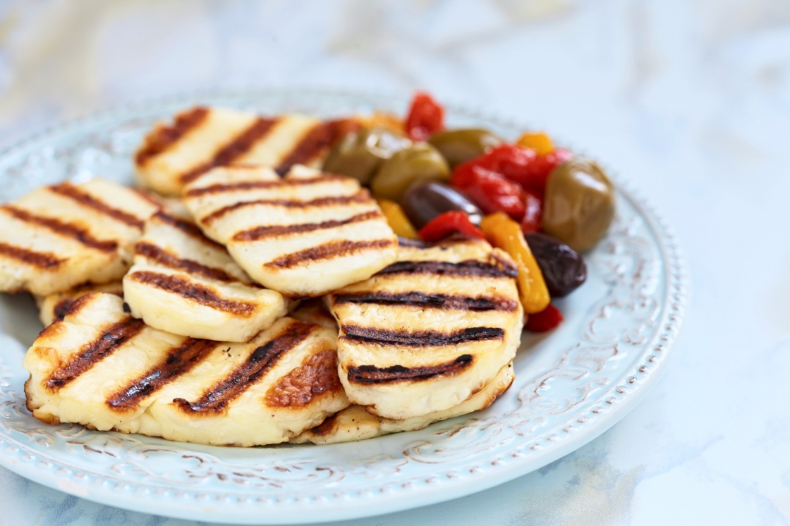 'Grilled halloumi cheese with olives and pepers' - Zypern