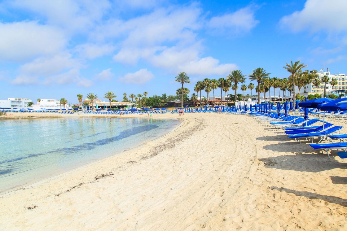 'Blue beach umbrellas and sunbeds on Sandy Beach in Ayia Napa, Cyprus' - Zypern